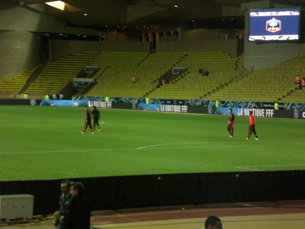 AS Monaco thi đấu với Lens tại Stade Louis II