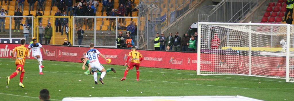 Atalanta tấn công trong một trận đấu với Lecce