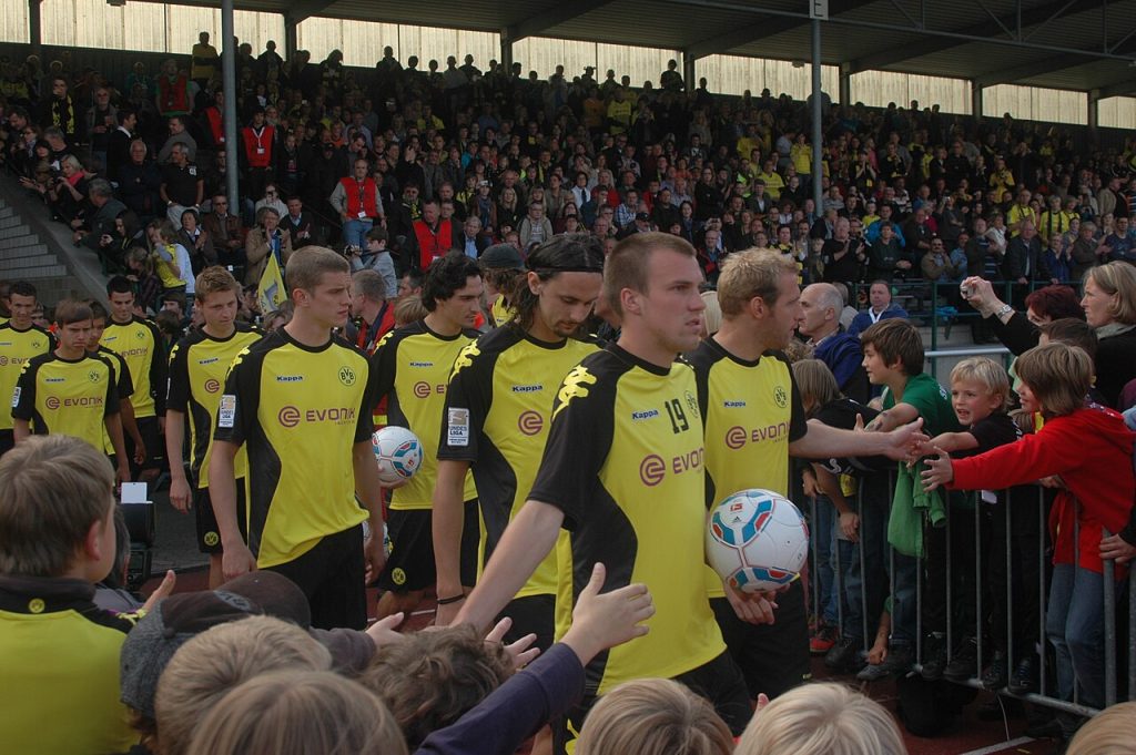 Đội hình Borussia Dortmund chào cổ động viên trước trận