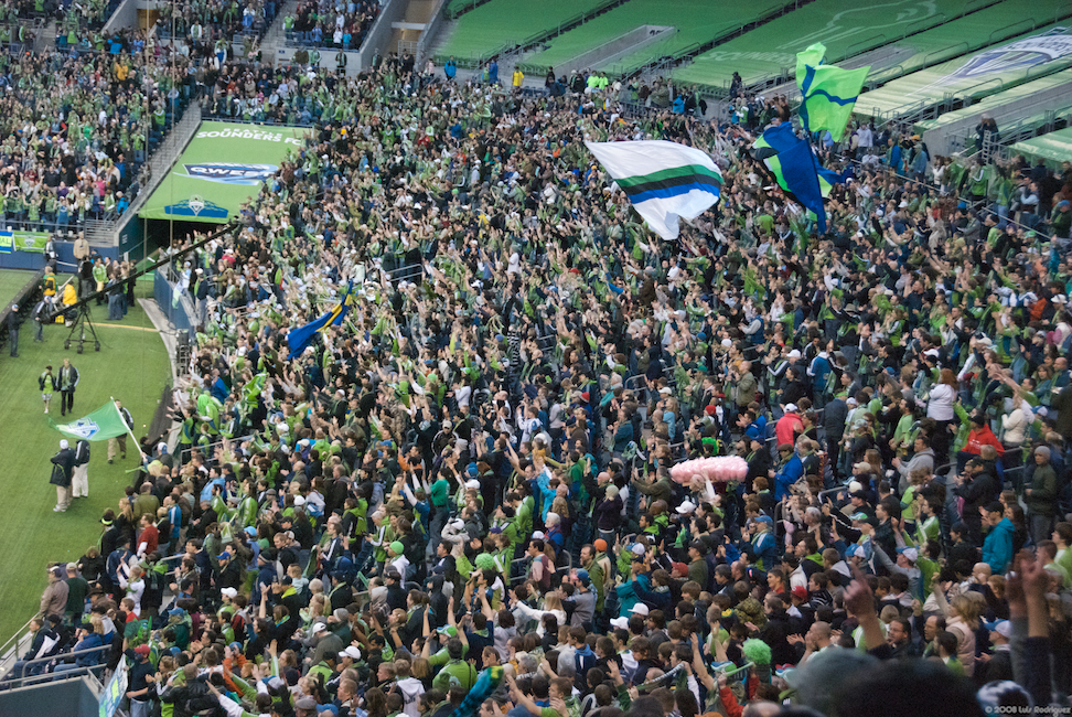 Cổ động viên Seattle Sounders tại một trận bóng đá MLS