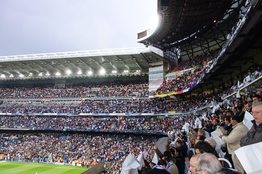 Cổ động viên Real Madrid trên khán đài Santiago Bernabéu