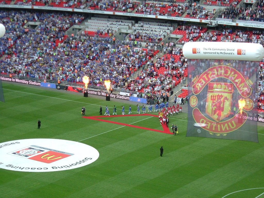 Hai đội bước ra sân tại FA Community Shield 2009