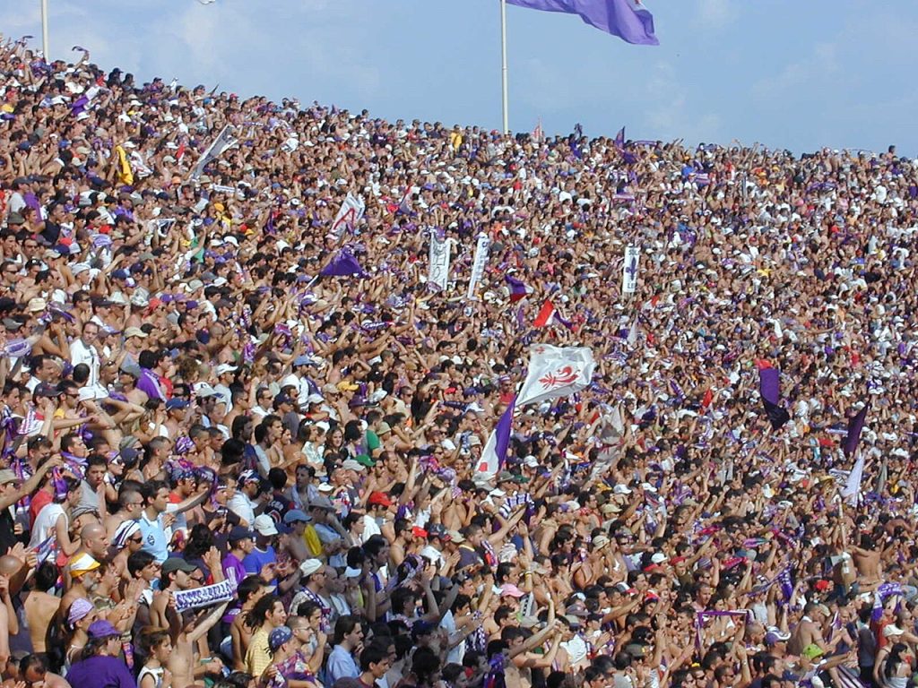 Cổ động viên Fiorentina trên khán đài