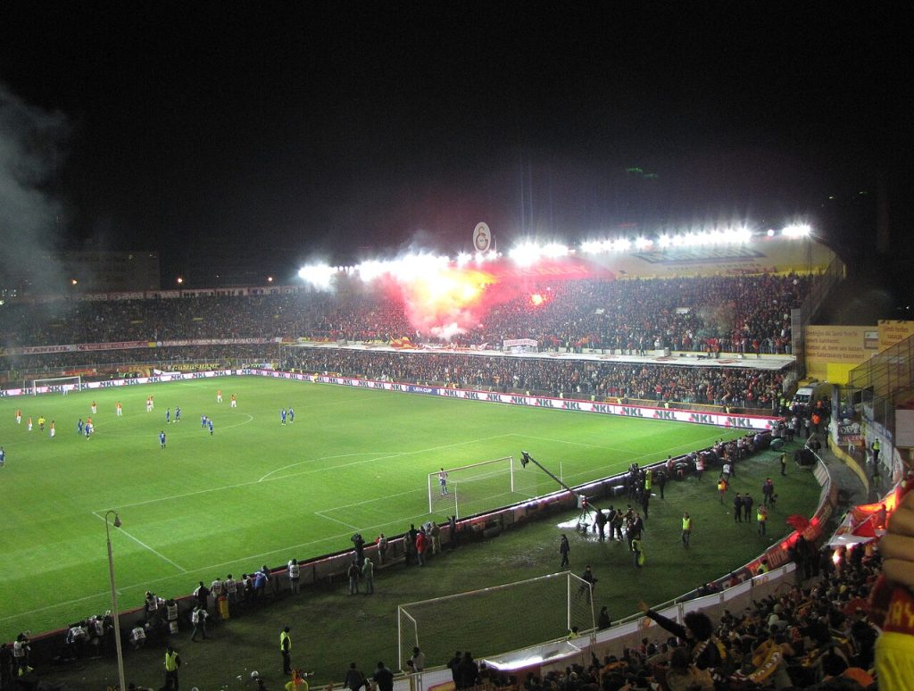 Cổ động viên Galatasaray trong trận gặp Hamburg năm 2009