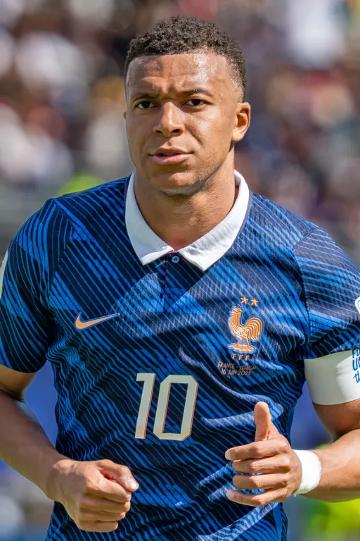Kylian Mbappé thi đấu cho đội tuyển Pháp