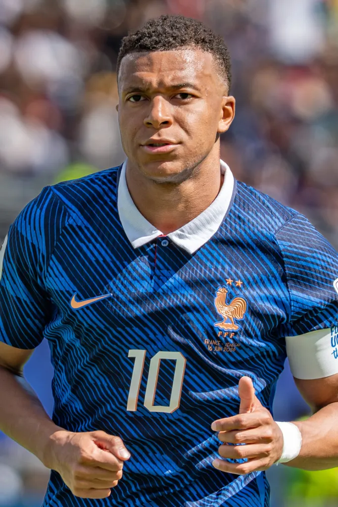 Kylian Mbappé thi đấu cho đội tuyển Pháp
