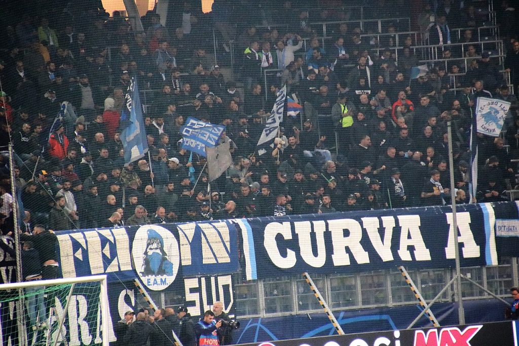 Cầu thủ Napoli trong một trận đấu Champions League