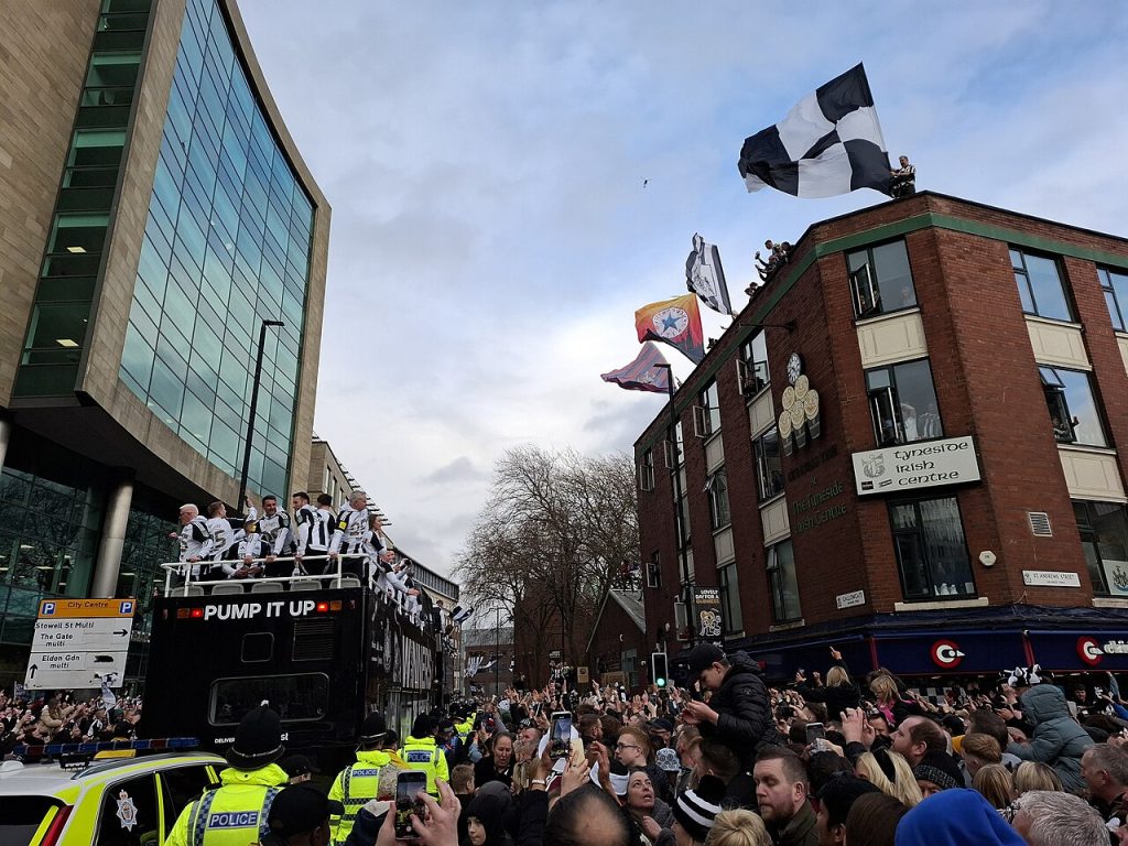 Người hâm mộ Newcastle United trong lễ diễu hành năm 2025