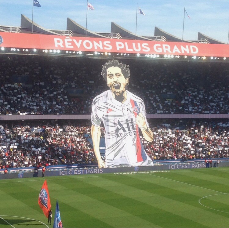 Màn tifo của cổ động viên PSG tại Parc des Princes