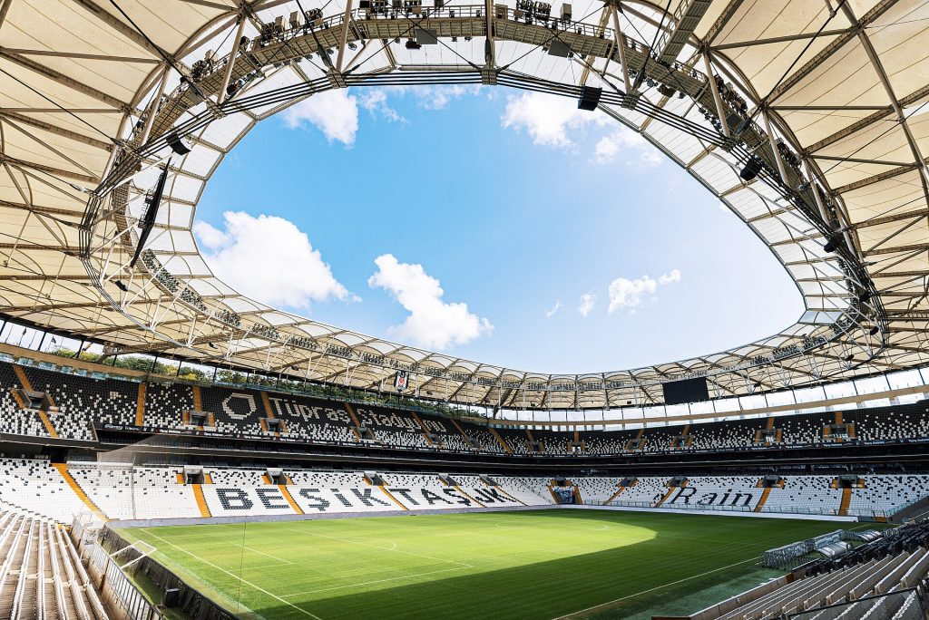 Sân bóng châu Âu trong bản tin trọng tài UEFA mùa 2026 27