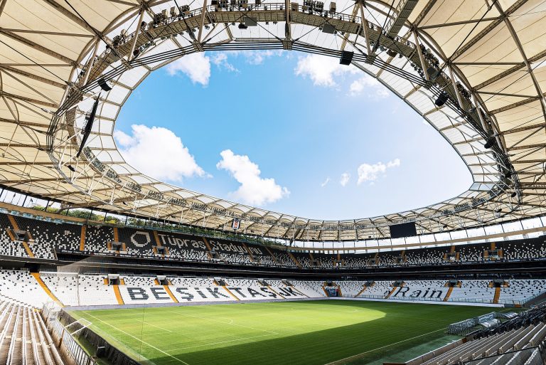 Sân bóng châu Âu trong bản tin trọng tài UEFA mùa 2026 27