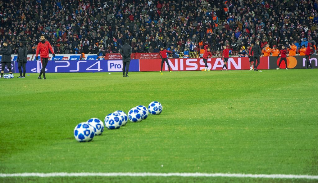Không khí một trận đấu UEFA Champions League trên sân vận động