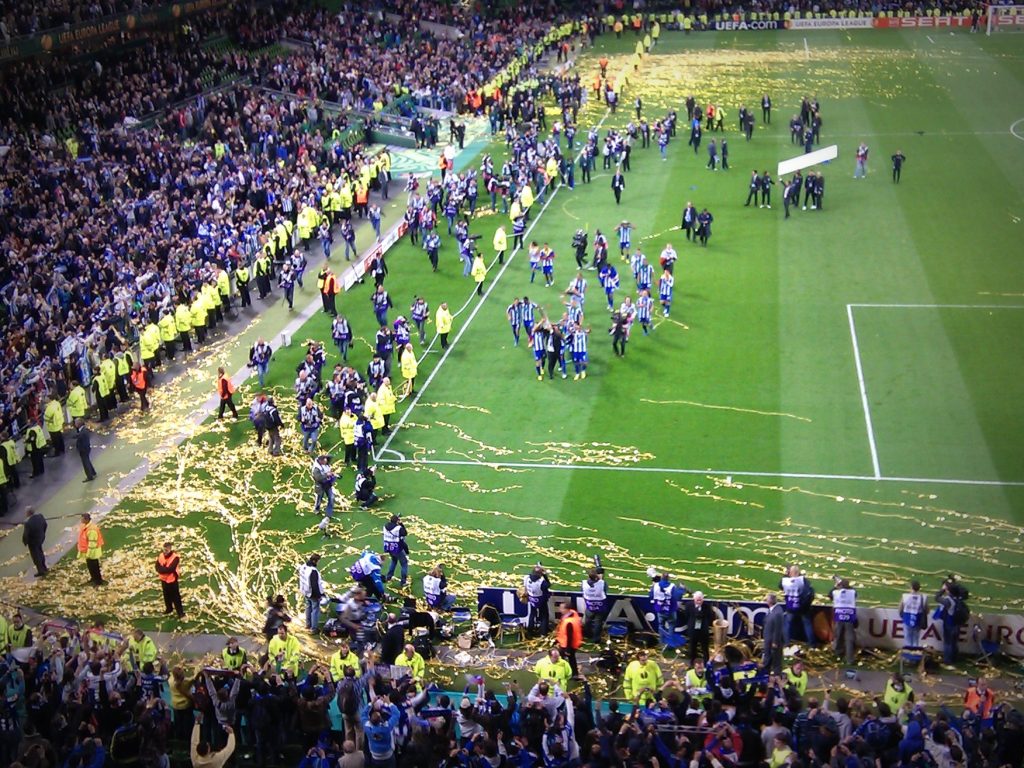 Cầu thủ Porto nâng cúp UEFA Europa League năm 2011