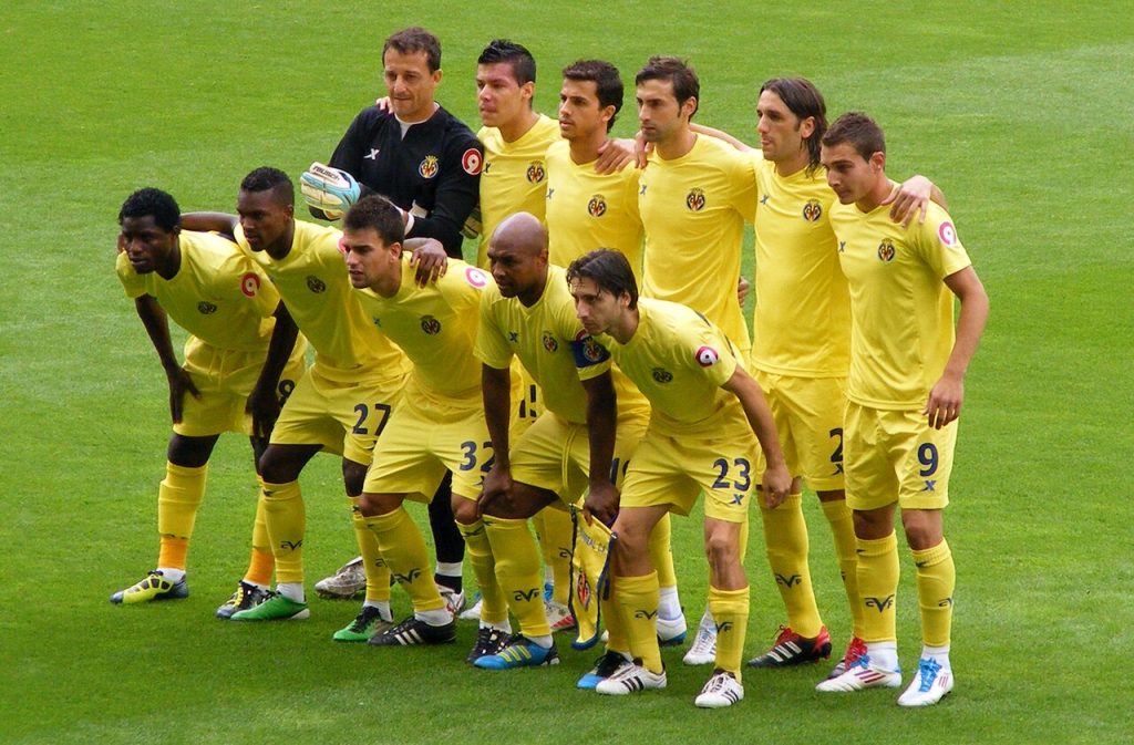 Đội hình Villarreal chụp ảnh trước một trận đấu