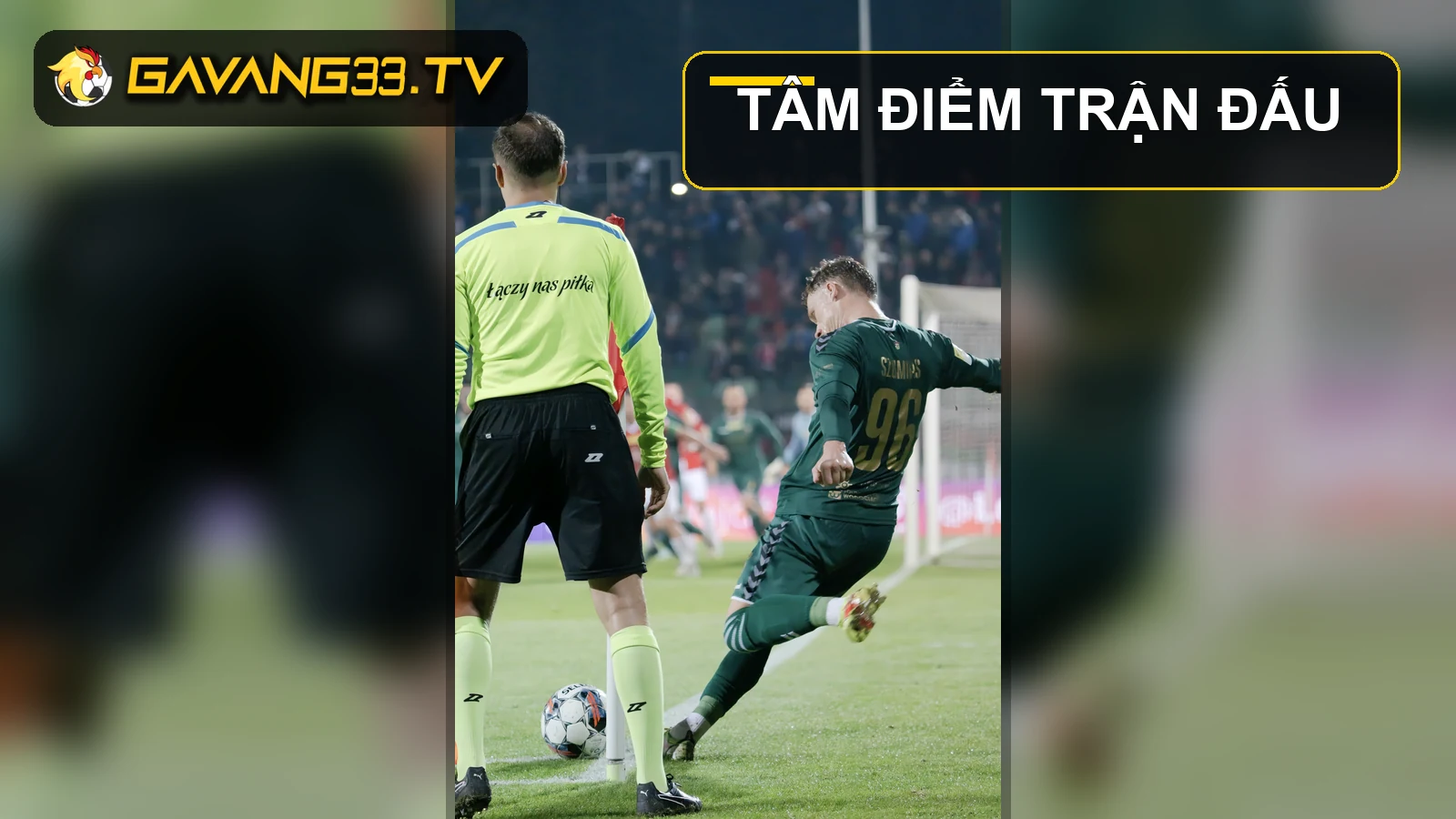 Cầu thủ thực hiện quả phạt góc trong một trận bóng đá tại Ba Lan