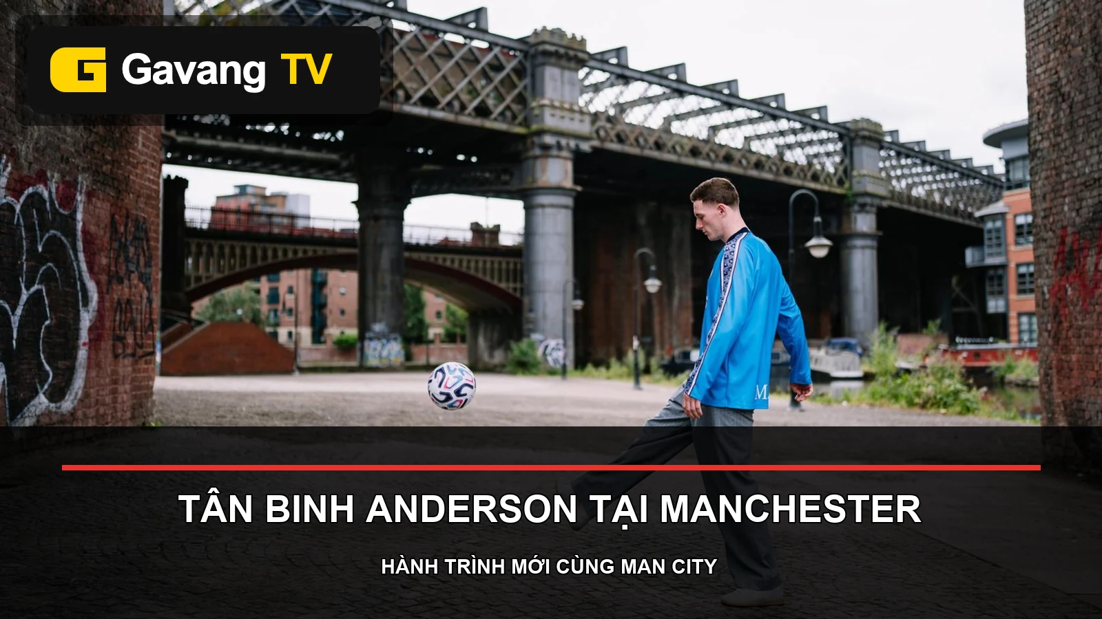 Elliot Anderson chụp hình trong ngày đầu tại Manchester City
