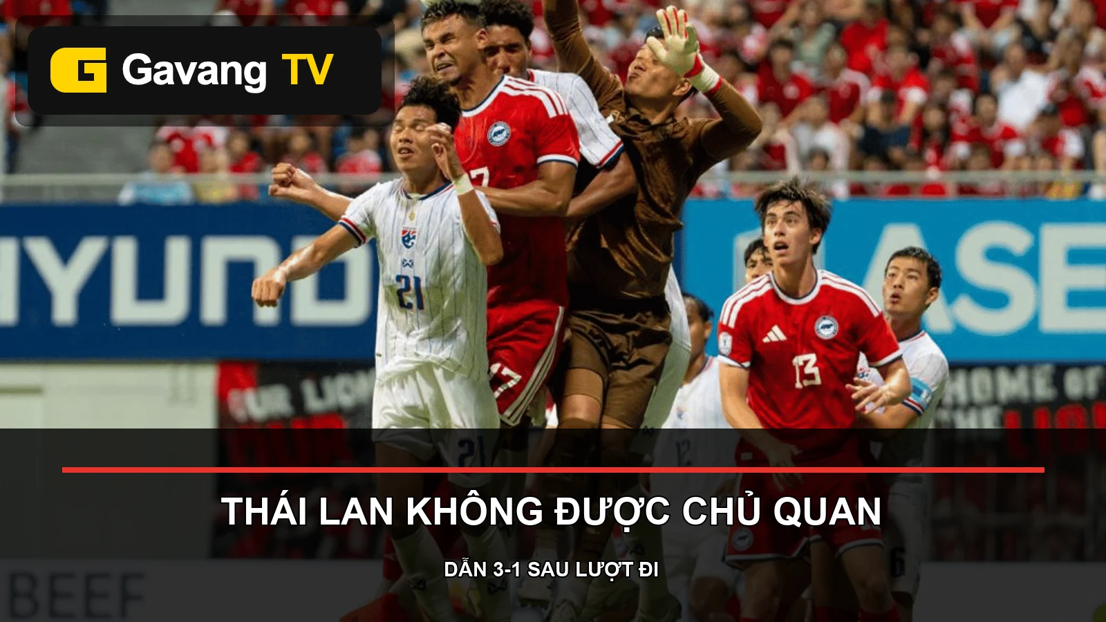 Cầu thủ Thái Lan và Singapore ở một pha bóng trận lượt đi