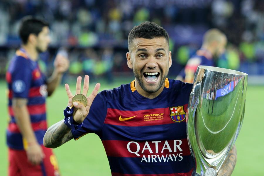 Khoảnh khắc trao cúp UEFA Super Cup năm 2015 trong ảnh tư liệu