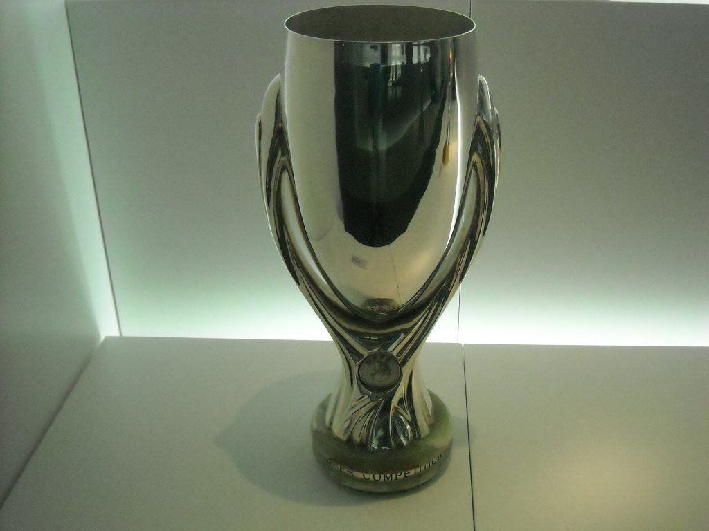 Chiếc cúp UEFA Super Cup trong ảnh tư liệu tại bảo tàng FC Barcelona