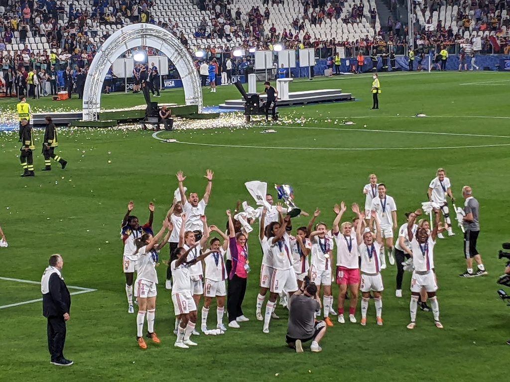 Cầu thủ ăn mừng sau chung kết Champions League nữ 2021/22 tại Turin