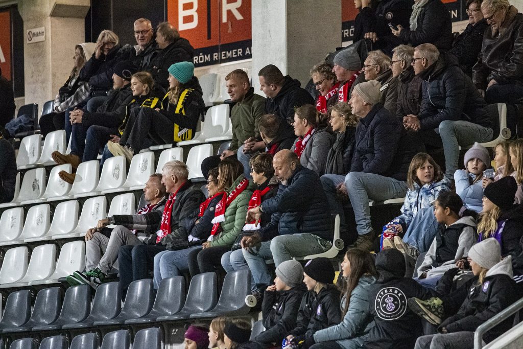 Khán đài trận BK Hacken và FC Twente ở Champions League nữ 2023/24